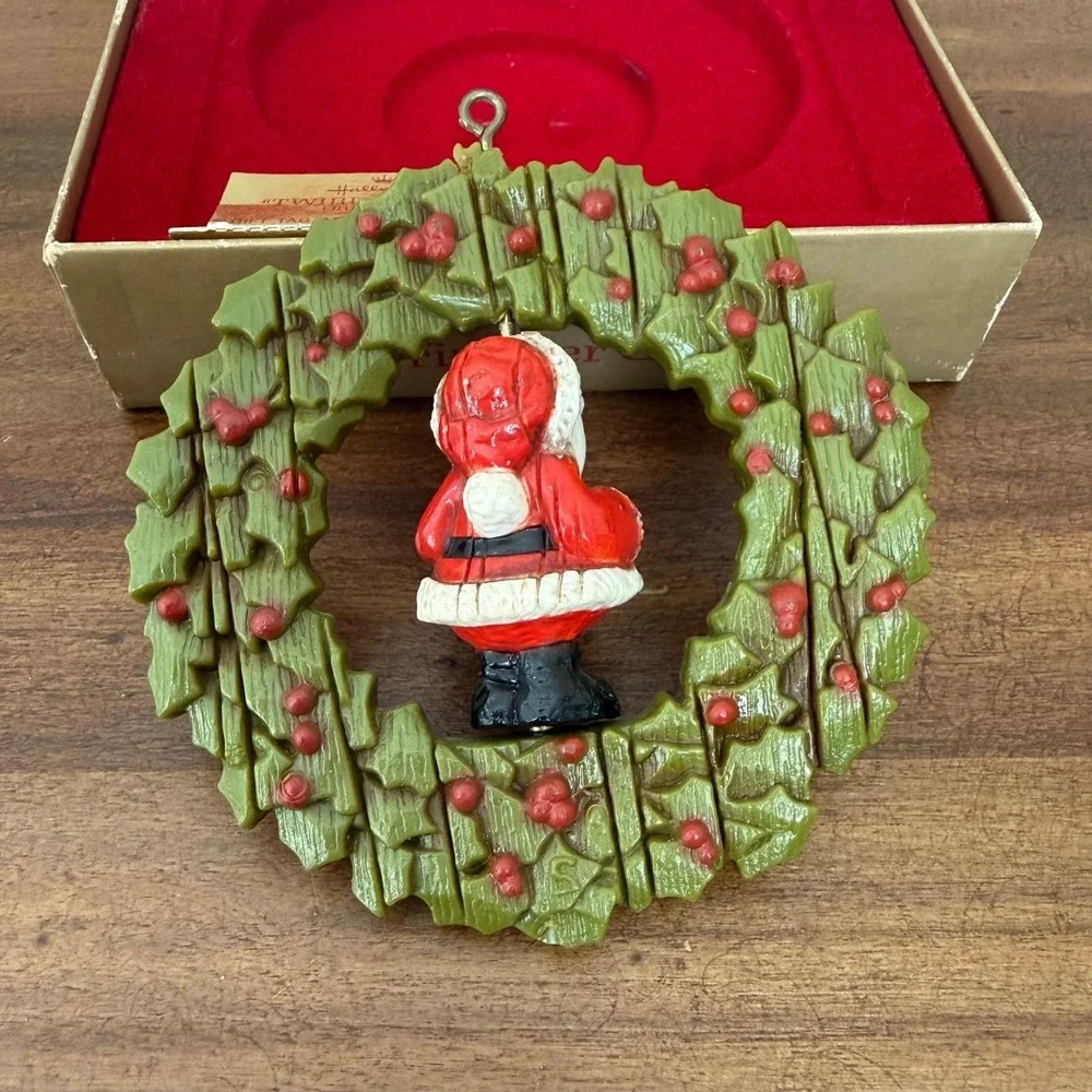 Vintage 1976 Hallmark Twirl-Abouts Santa Wreath Ornament Tree-Trimmer Collection